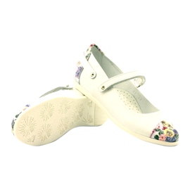Bailarinas de cuero de niñas con flores blancas Bartek blanco 3 Bailarinas de cuero de niñas con flores blancas Bartek blanco 3