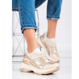 Bestelle Zapatillas de moda en la plataforma beige dorado 2