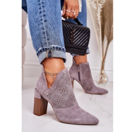 Botas caladas en un poste gris de Michelle beige marrón 2
