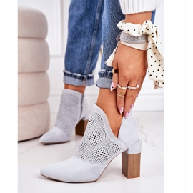 Botines calados en un pilar gris claro Michelle 2 Botines calados en un pilar gris claro Michelle 2