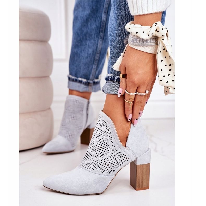 Botines calados en un pilar gris claro Michelle 2 Botines calados en un pilar gris claro Michelle 2
