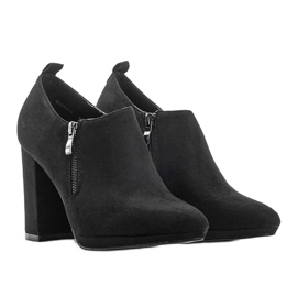 Botines de ante negro en el poste de Carl 2