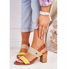 EVE Las sandalias amarillas de Emma en una barra de corcho marrón amarillo 1