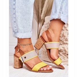 EVE Las sandalias amarillas de Emma en una barra de corcho marrón amarillo 2