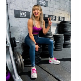 Kylie Calzado deportivo clásico blanco rosado 1