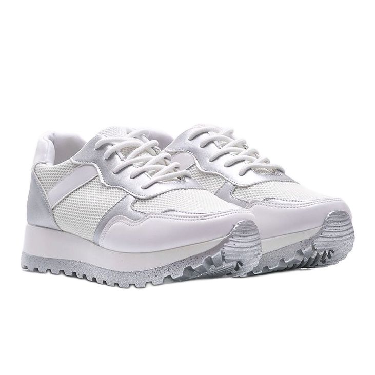 Zapatillas blancas de Antonia blanco 1