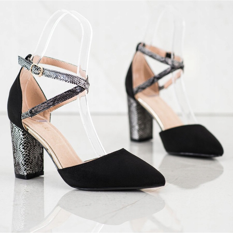 S. BARSKI Bombas con estilo en un pilar negro 1