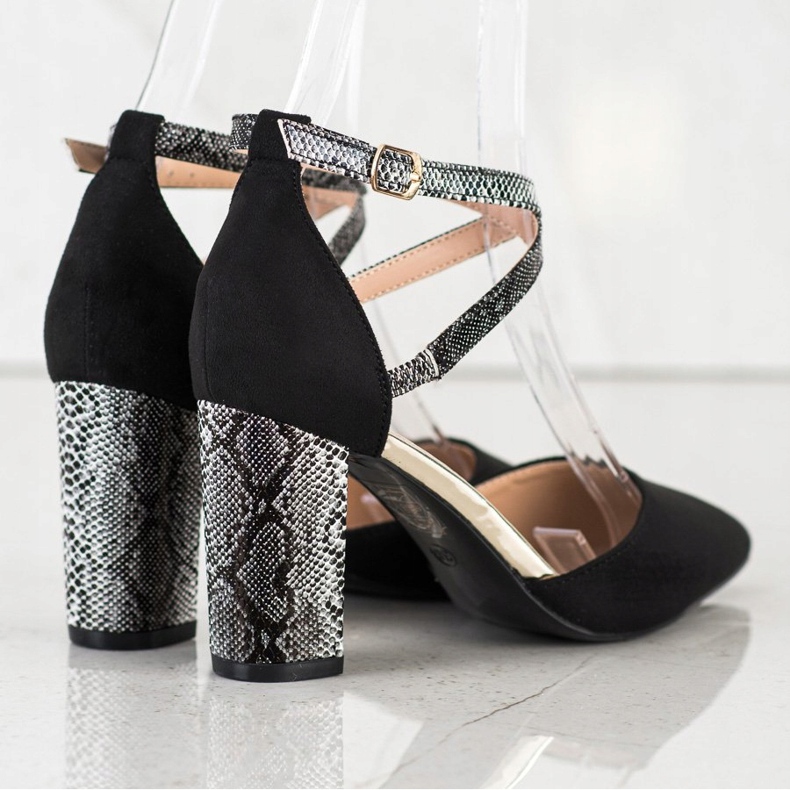 S. BARSKI Bombas con estilo en un pilar negro 2