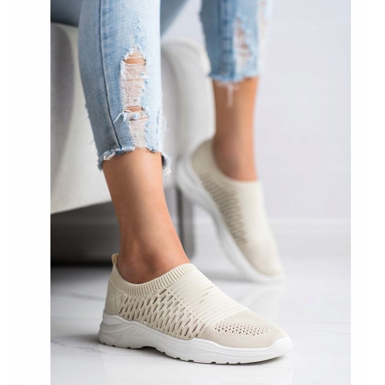 Ideal Shoes Cómodas zapatillas caladas beige 1