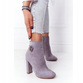 Botas clásicas en un poste gris de Lu Boo 3