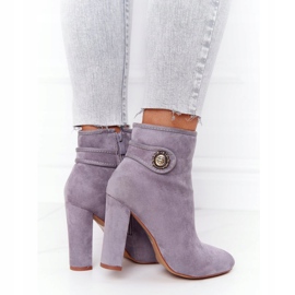 Botas clásicas en un poste gris de Lu Boo 2