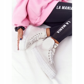 Zapatillas de mujer en una plataforma con palomitas de maíz blancas de riñón blanco 1 Zapatillas de mujer en una plataforma con palomitas de maíz blancas de riñón blanco 1