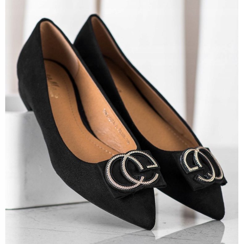 Fama Bailarina elegante con adorno negro 1