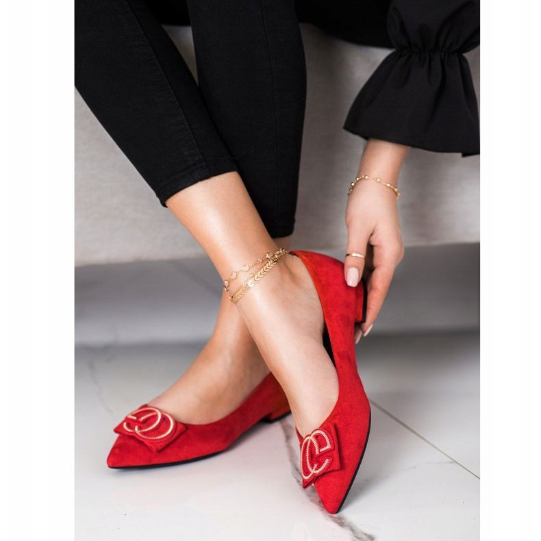 Fama Bailarina elegante con adorno rojo 1