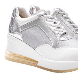 Deportivas blancas y plateadas en la cuña Jimena blanco 3