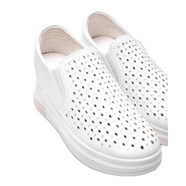 Zapatillas blancas caladas en la cuña Kyra blanco 2