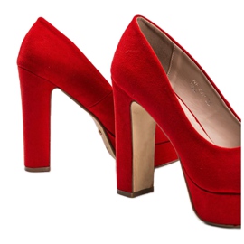 Tacones rojos en la plataforma de Aisha 2