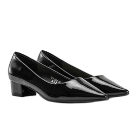 Zapatos de tacón negros lacados sobre un bloque de Anabel 1