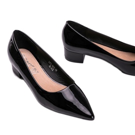 Zapatos de tacón negros lacados sobre un bloque de Anabel 2 Zapatos de tacón negros lacados sobre un bloque de Anabel 2