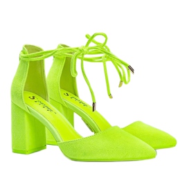 Zapatos de tacón amarillos con cordones en el poste de Macey 1