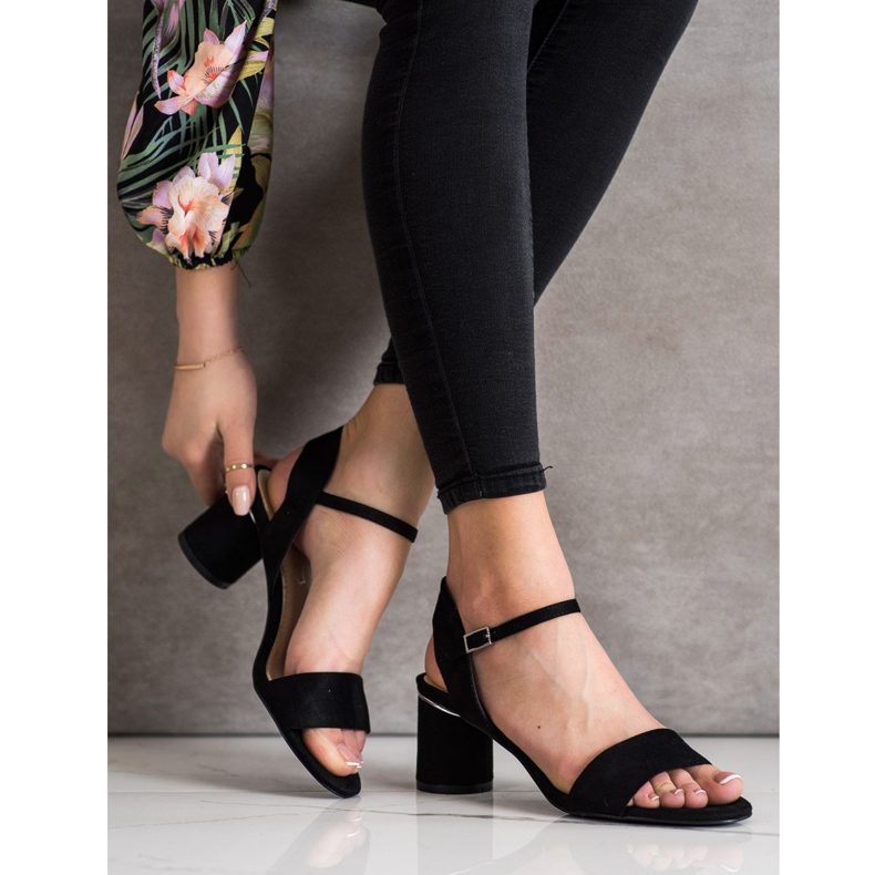 Evento Sandalias con estilo en un bar negro 2