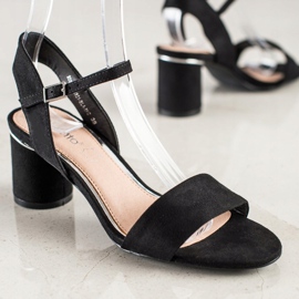 Evento Sandalias con estilo en un bar negro 1 Evento Sandalias con estilo en un bar negro 1