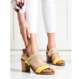 Evento Sandalias cómodas en una barra marrón amarillo 1 Evento Sandalias cómodas en una barra marrón amarillo 1