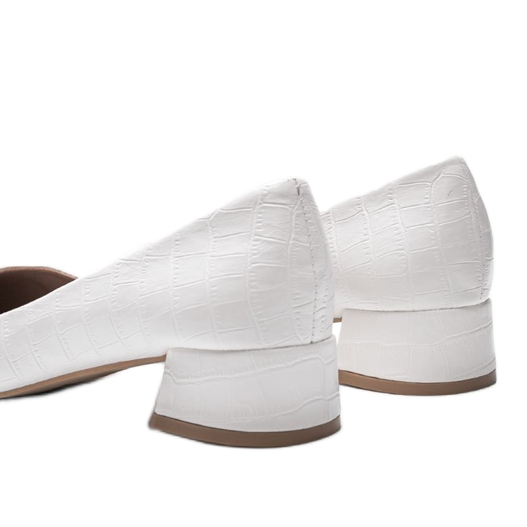 Bombas blancas sobre un ladrillo en el patrón de piel de serpiente de Hallie blanco 1