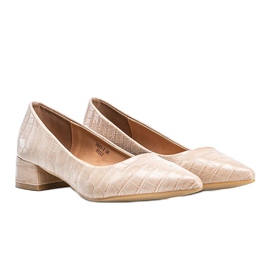 Zapatos beige sobre un ladrillo en el patrón de piel de serpiente Hallie 1