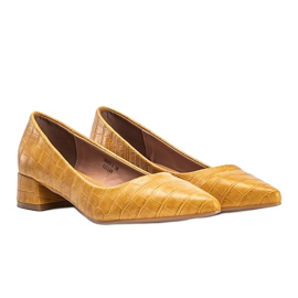 Zapatos de tacón de color mostaza en un bloque con el patrón de piel de serpiente Hallie amarillo 1
