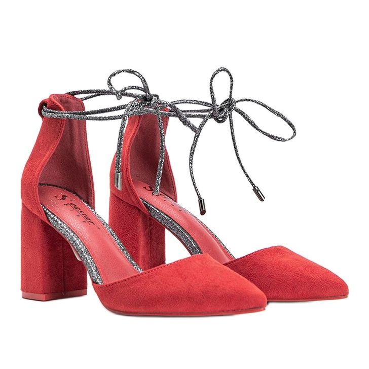 Zapatos rojos atados en el poste de Eliza 1 Zapatos rojos atados en el poste de Eliza 1