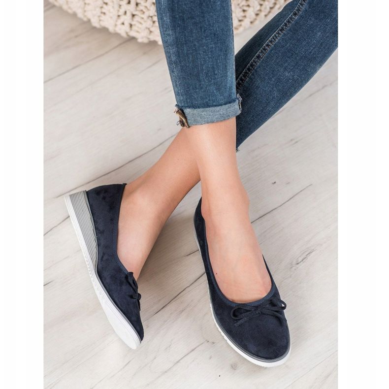 Goodin Bailarina con lazo azul 1