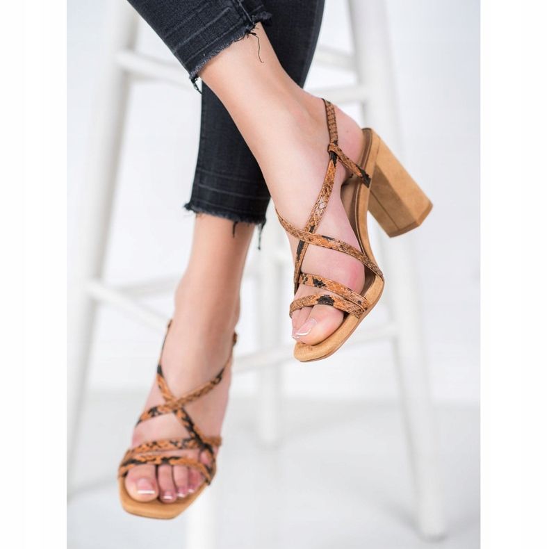 Kylie Sandalias con estampado de serpiente marrón 2