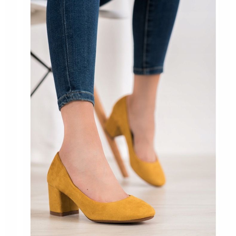 Fama Zapatos de tacón de ante en un pilar amarillo 1