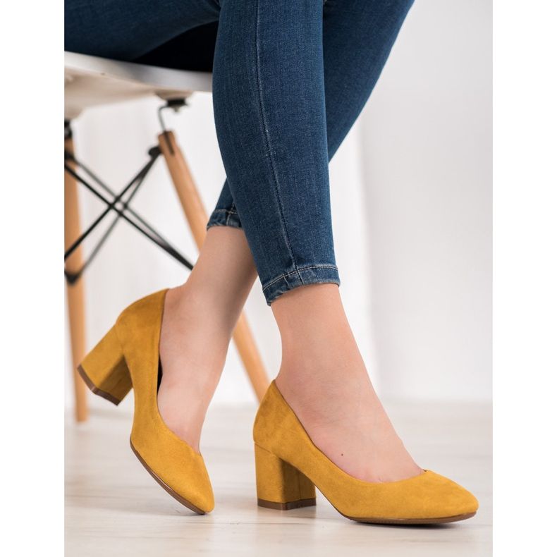 Fama Zapatos de tacón de ante en un pilar amarillo 2