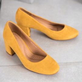 Fama Zapatos de tacón de ante en un pilar amarillo 4