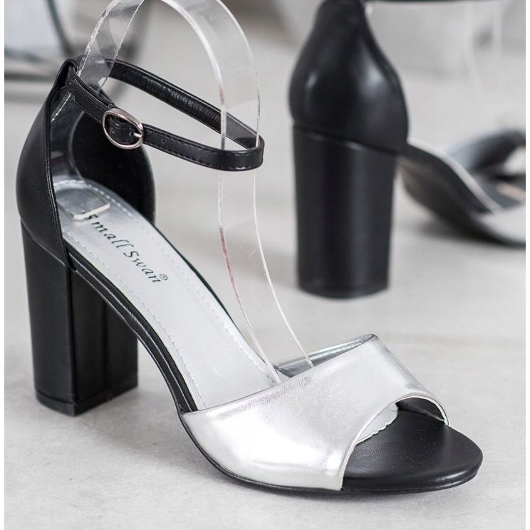 Small Swan Sandalias clásicas en un bar negro gris 2 Small Swan Sandalias clásicas en un bar negro gris 2