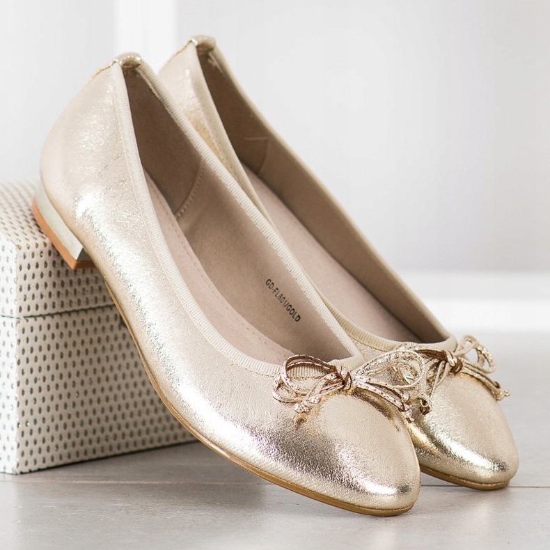 Goodin Bailarina elegante con un lazo dorado 2