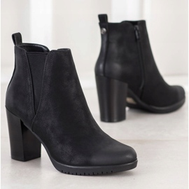 Botas en un bar Sergio Leone negro 2