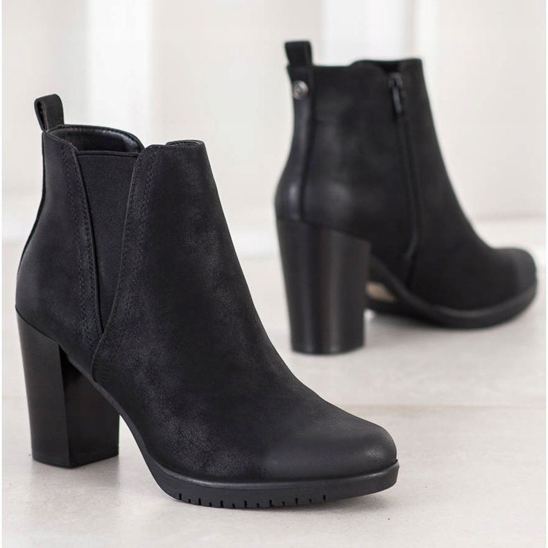 Botas en un bar Sergio Leone negro 2