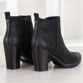 Botas en un bar Sergio Leone negro 1