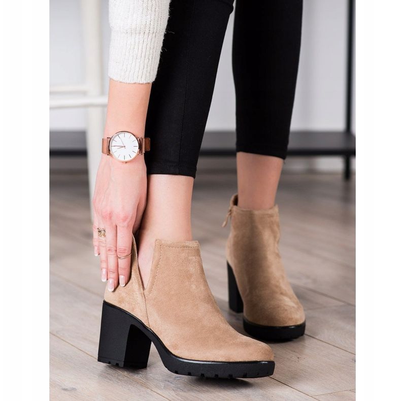 Bella Paris Botines beige con corte 1 Bella Paris Botines beige con corte 1