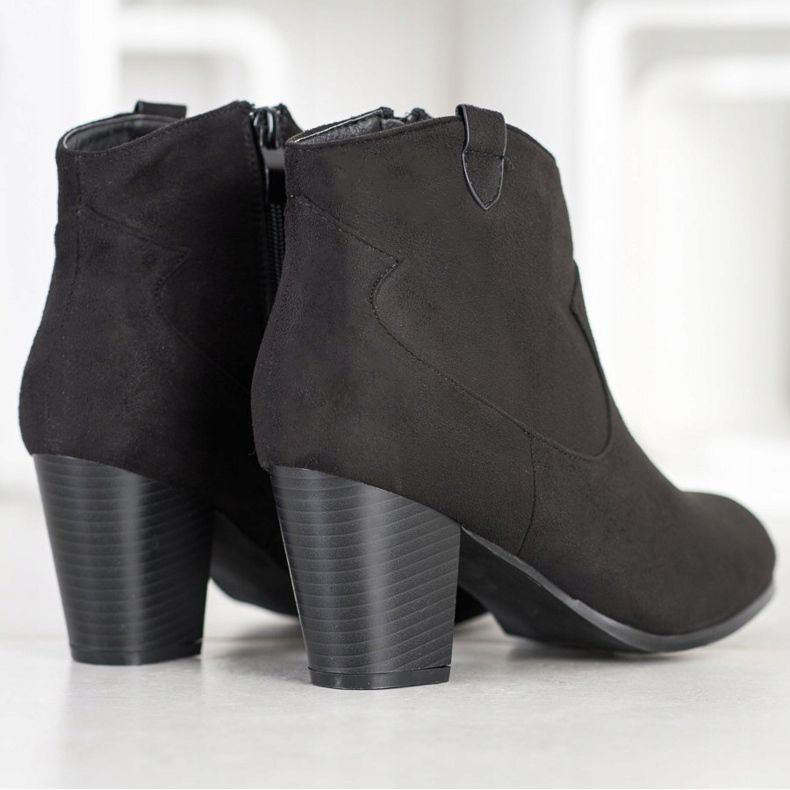 Abloom Botas en un poste negro 1