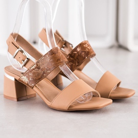 Kylie Sandalias de moda en una barra marrón 2