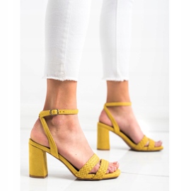 Kylie Sandalias de gamuza en una barra amarillo 2
