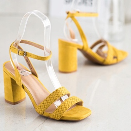 Kylie Sandalias de gamuza en una barra amarillo 1