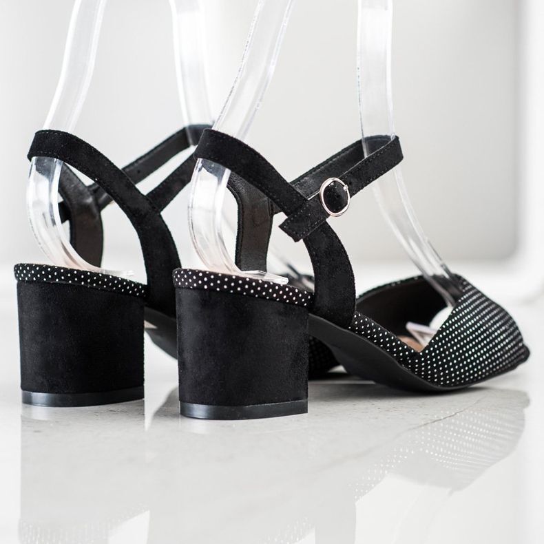 Sandalias negras en un bar Sergio Leone negro 1