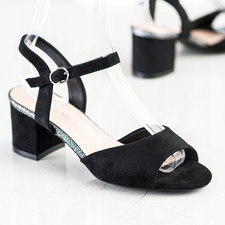 Sandalias negras en un bar Sergio Leone negro 1