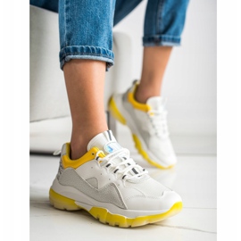 Ideal Shoes Zapatillas en una plataforma amarilla blanco 1 Ideal Shoes Zapatillas en una plataforma amarilla blanco 1