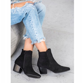 Filippo Botas con estilo en Spitz negro 2